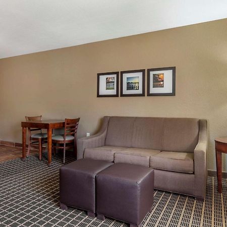 Comfort Suites Delavan - Lake Geneva Area Exteriör bild