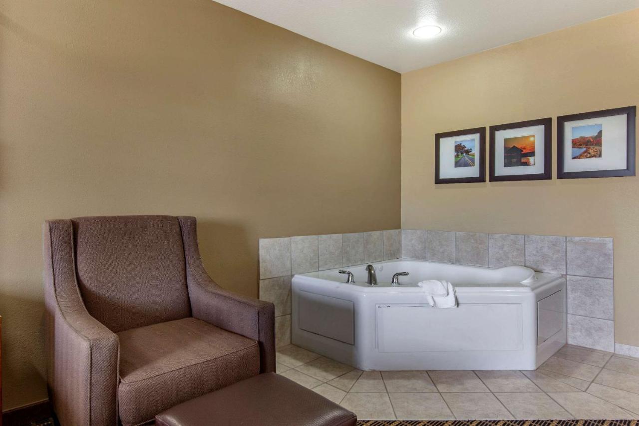 Comfort Suites Delavan - Lake Geneva Area Exteriör bild