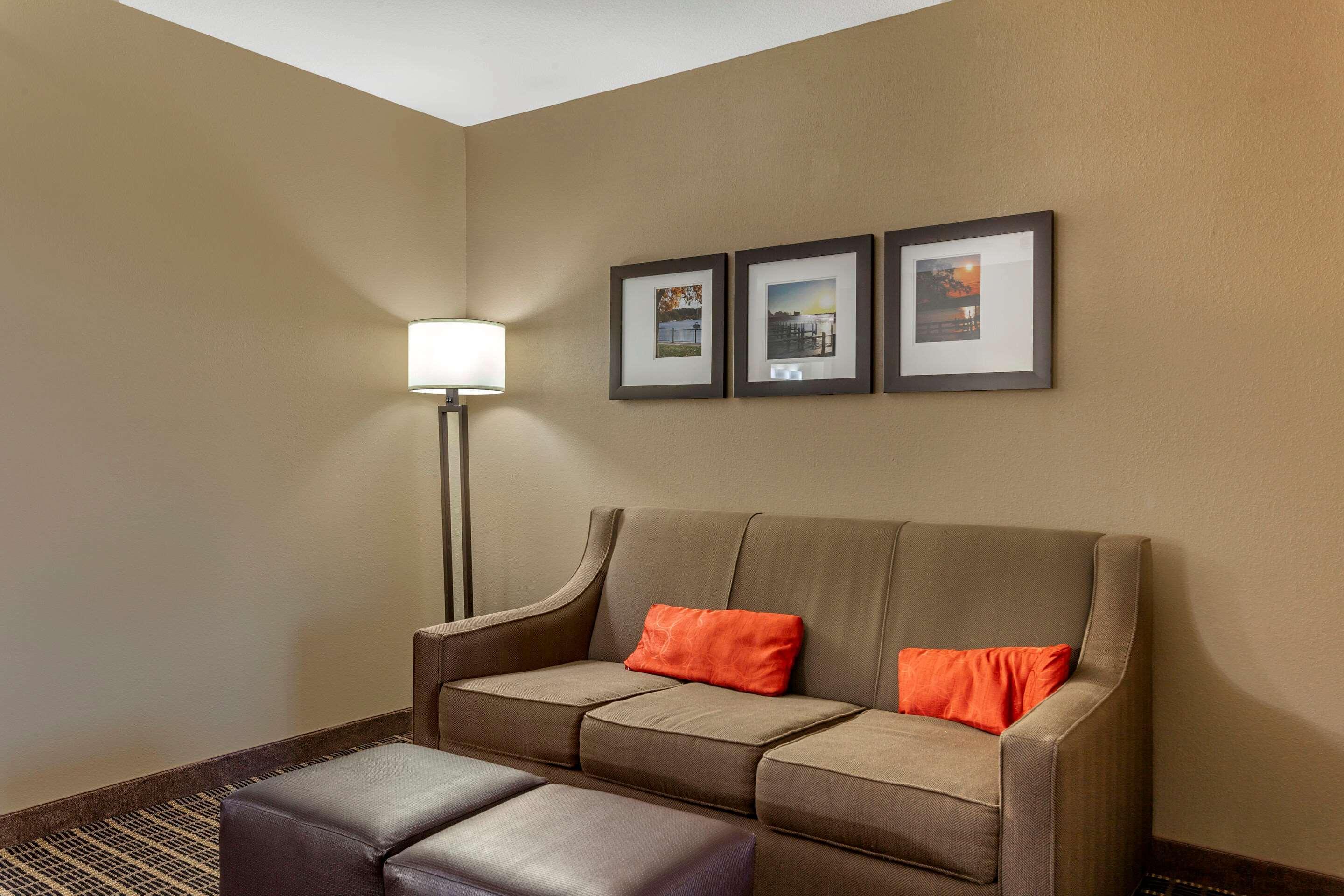 Comfort Suites Delavan - Lake Geneva Area Exteriör bild