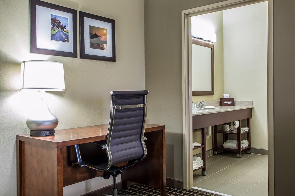 Comfort Suites Delavan - Lake Geneva Area Exteriör bild