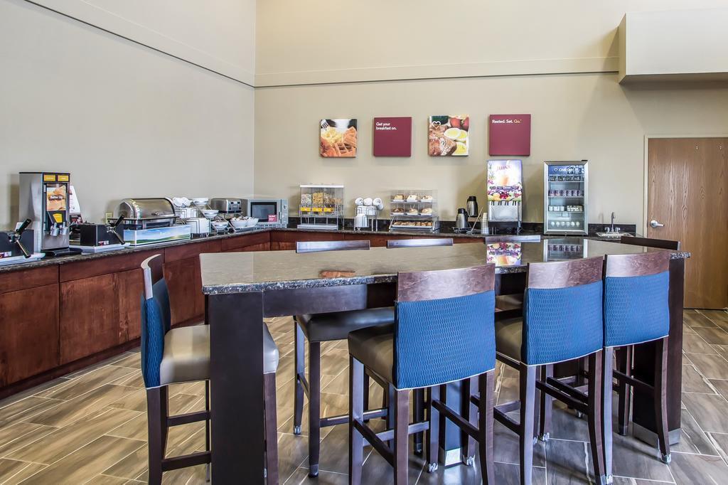 Comfort Suites Delavan - Lake Geneva Area Exteriör bild
