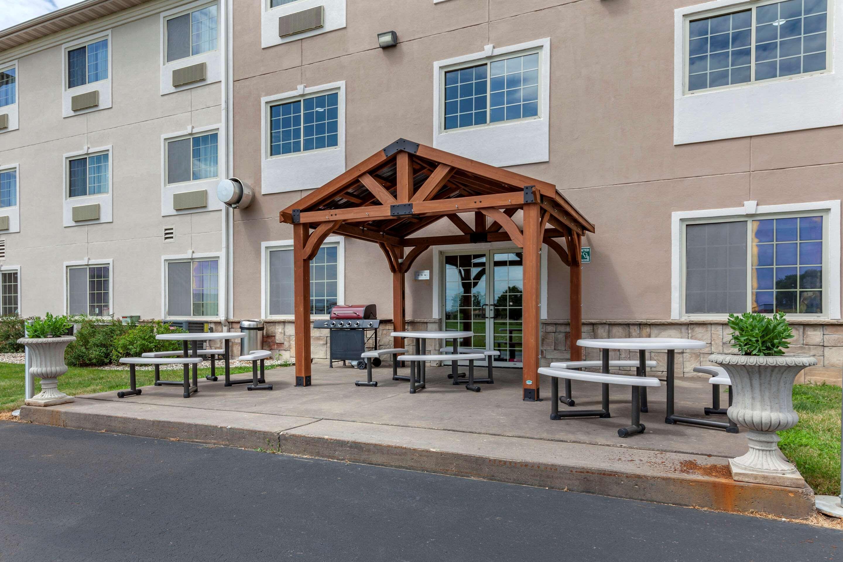 Comfort Suites Delavan - Lake Geneva Area Exteriör bild