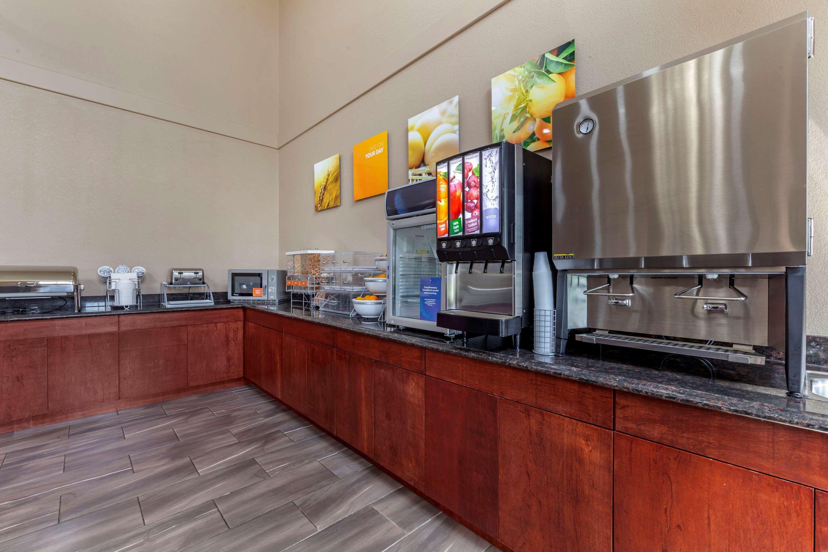 Comfort Suites Delavan - Lake Geneva Area Exteriör bild